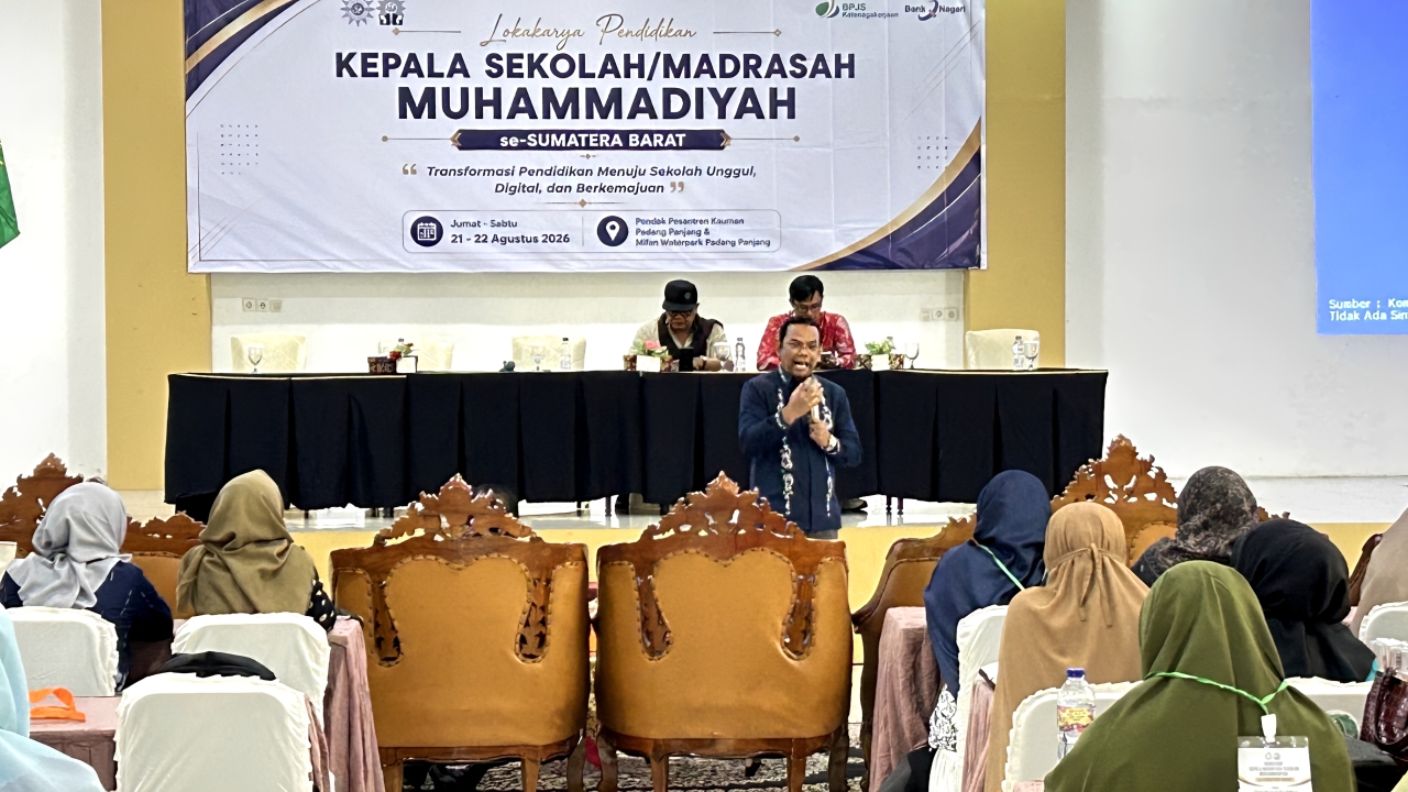 Rektor UM Sumatera Barat Jadi Narasumber Lokakarya Pendidikan Muhammadiyah se-Sumatera Barat